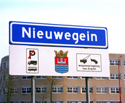 840174 Afbeelding van het plaatsnaambord 'Nieuwegein' met daaronder een bord met parkeerverordeningen en het ...